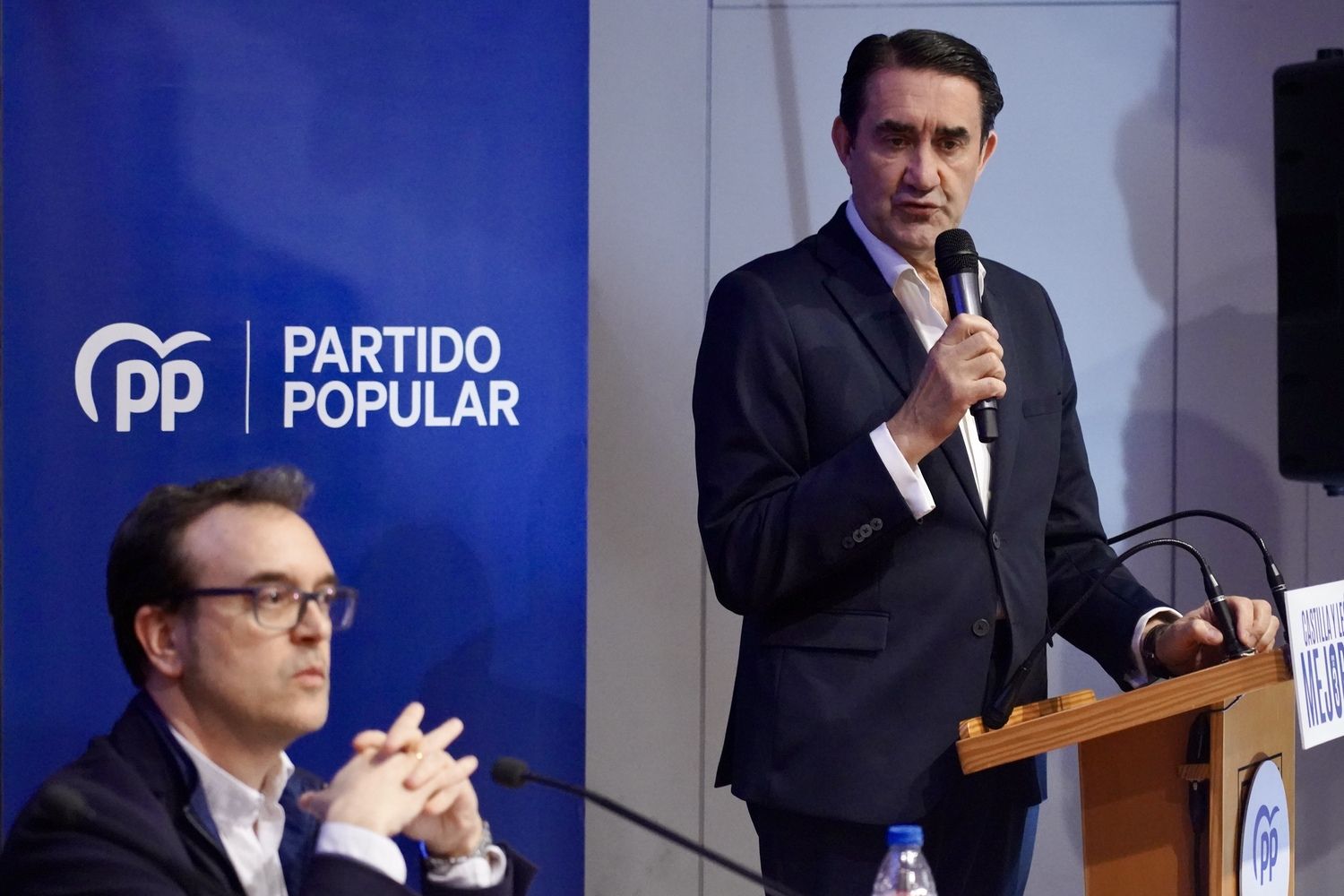 El presidente del PP de León se reúne con alcaldes, portavoces y simpatizantes | Campillo / ICAL