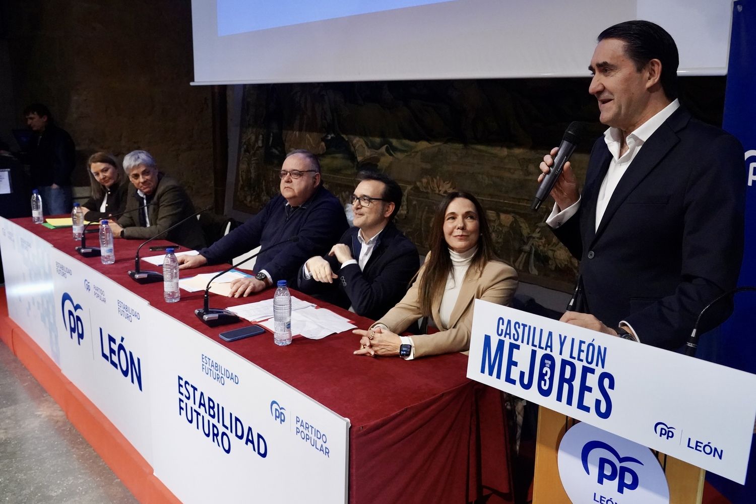 El presidente del PP de León se reúne con alcaldes, portavoces y simpatizantes | Campillo / ICAL