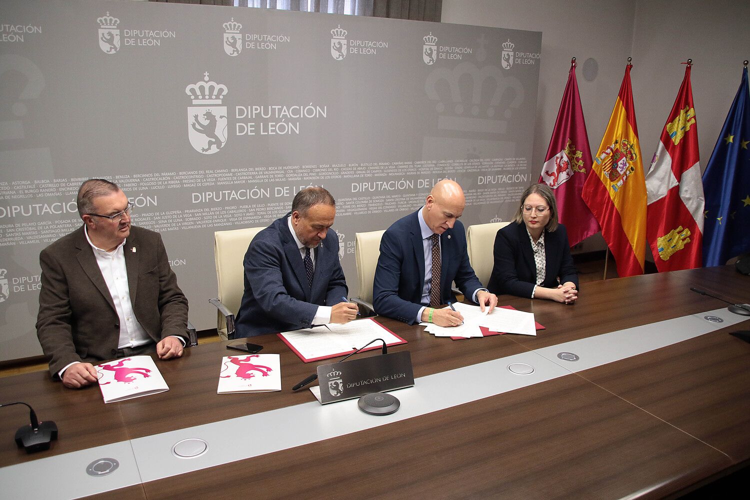 El Mercado del Conde Luna, escaparate de los Productos de León gracias al nuevo convenio de Diputación y Ayuntamiento | Peio García / ICAL