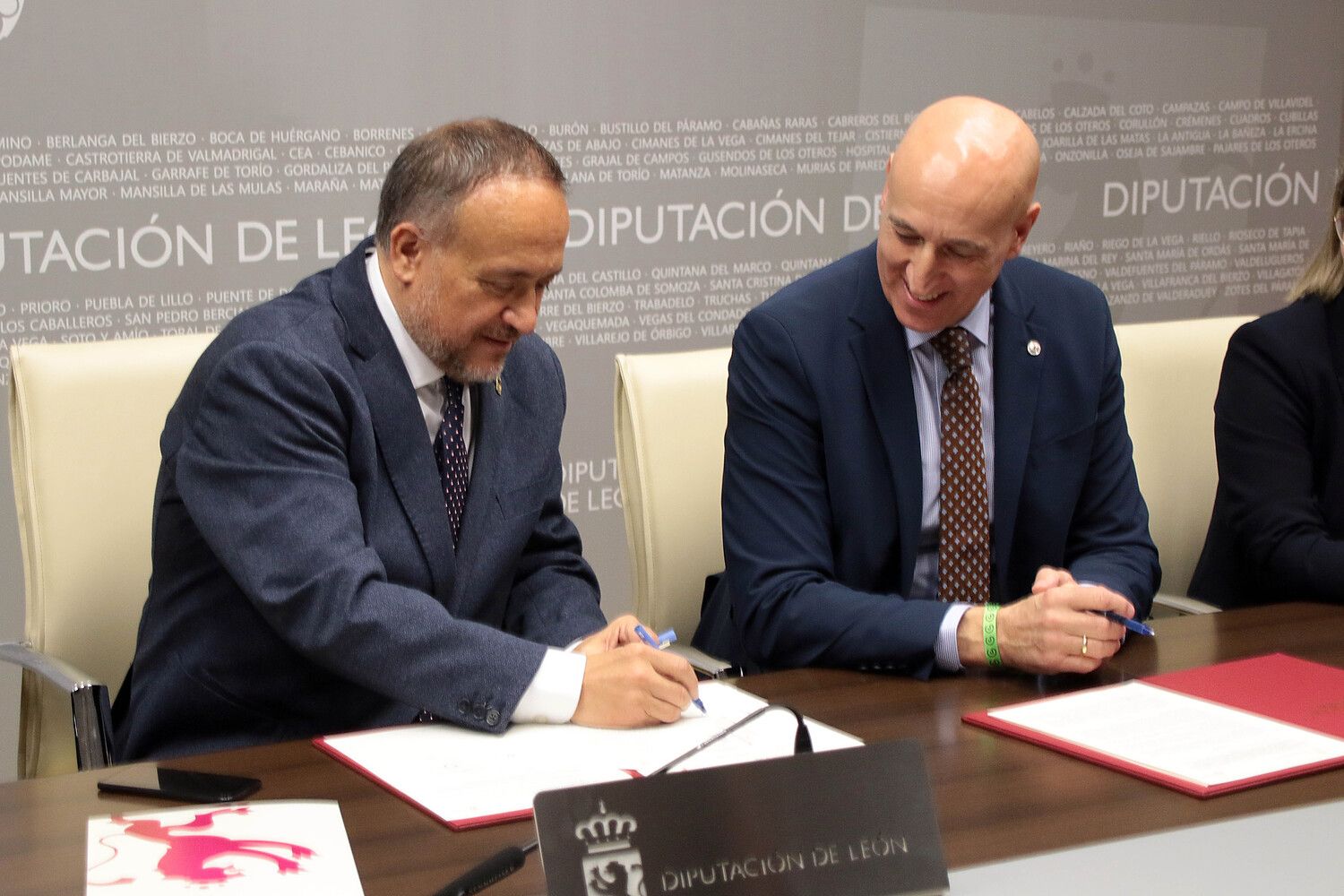 Firma de un convenio para potenciar el sector agroalimentario de la provincia de León | Peio García / ICAL