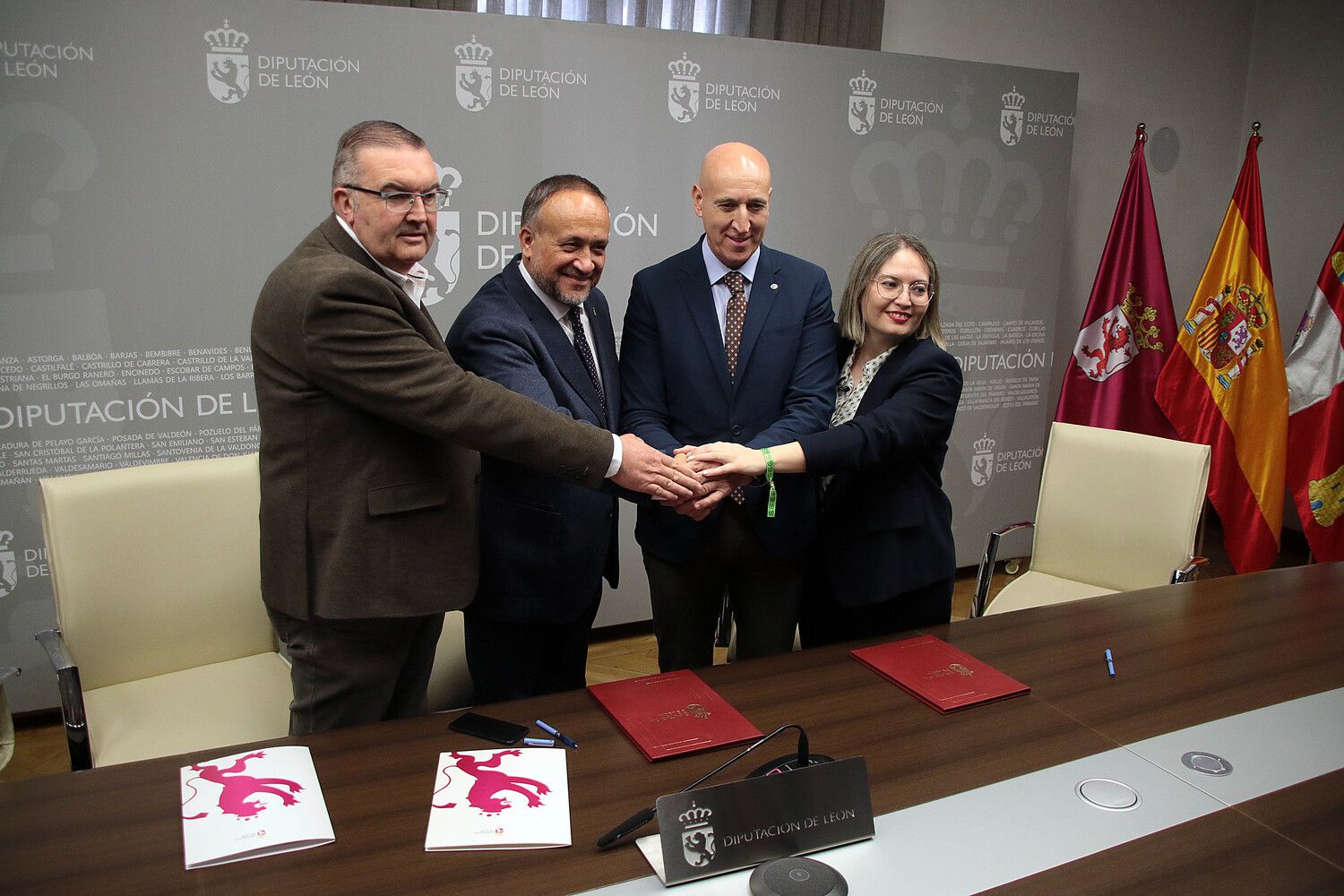 Firma de un convenio para potenciar el sector agroalimentario de la provincia de León | Peio García / ICAL