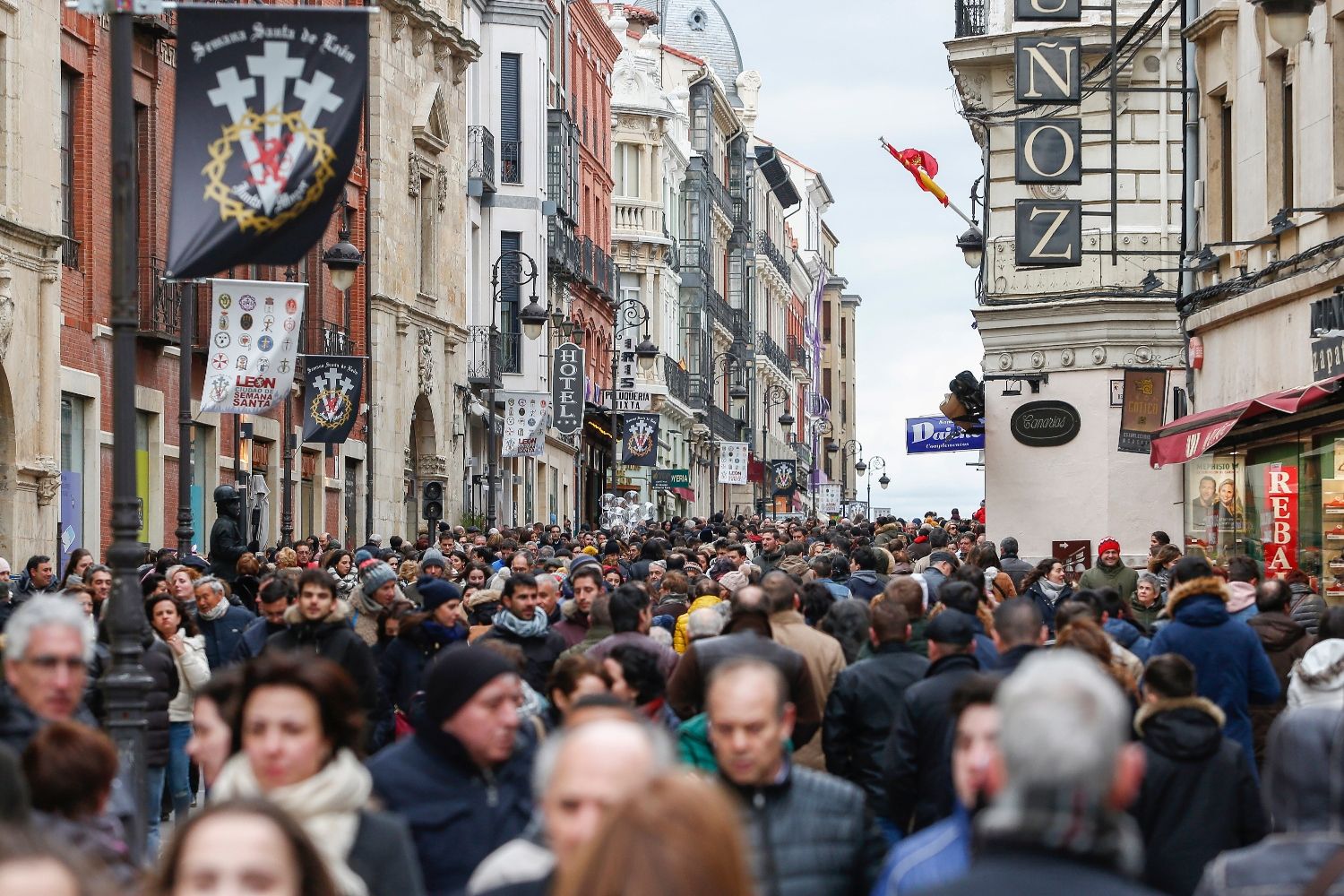 La calle Ancha de León durante la celebración de la Semana Santa | Campillo / ICAL