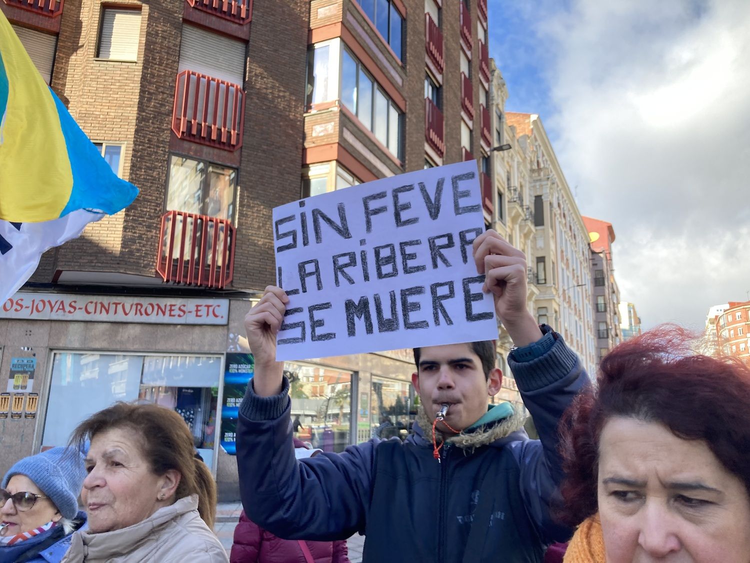 Corte de tráfico por FEVE en León | Peio García / ICAL