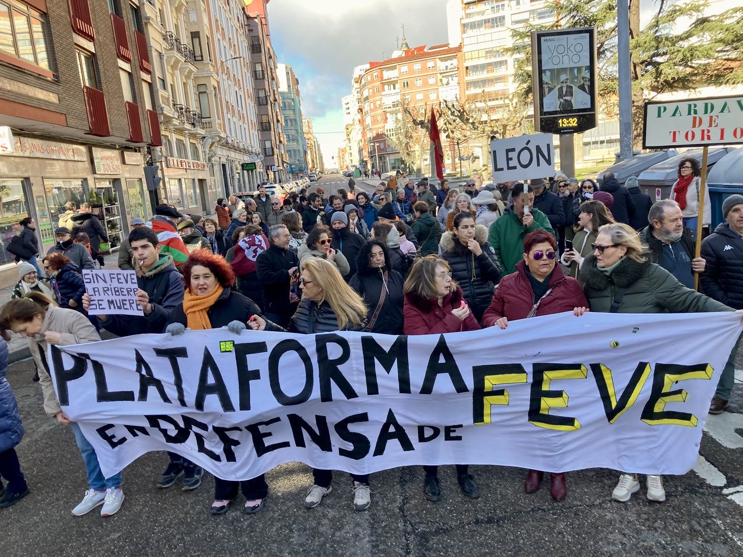 Corte de tráfico por FEVE en León | Peio García / ICAL