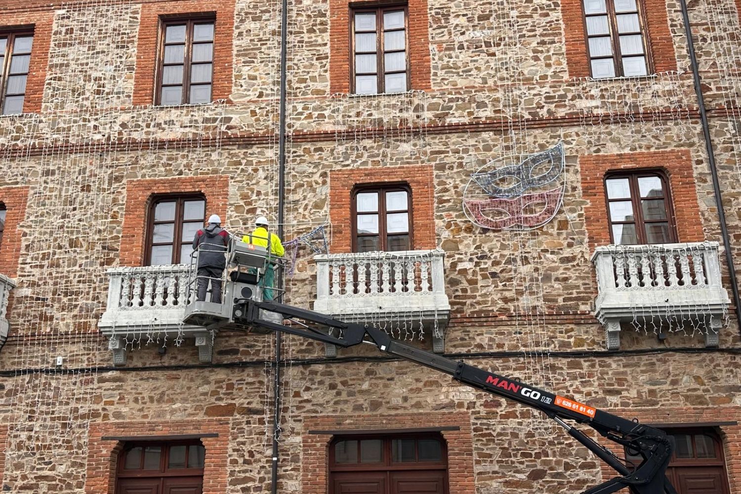 La Bañeza se prepara para su Carnaval con la decoración de edificios y calles La Bañeza se prepara para su Carnaval con la decoración de edificios y calles
