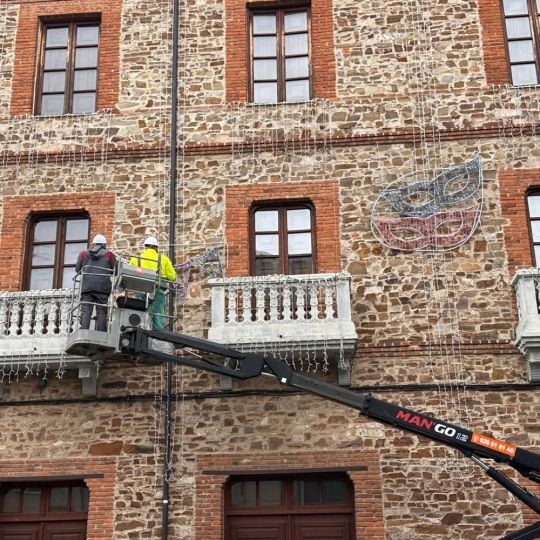 La Bañeza se prepara para su Carnaval con la decoración de edificios y calles