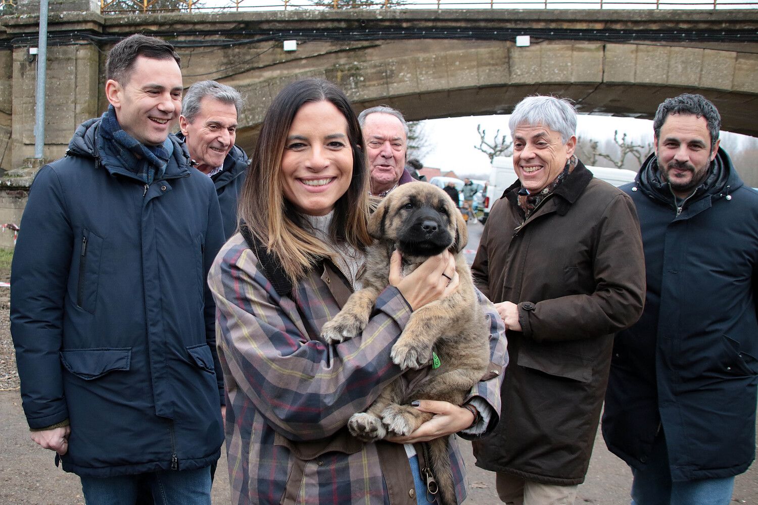 Nuria Rubio reclama a la Junta que cumpla su compromiso y arregle la LE-213 entre Gradefes y Puente Villarente (León) | Peio García / ICAL