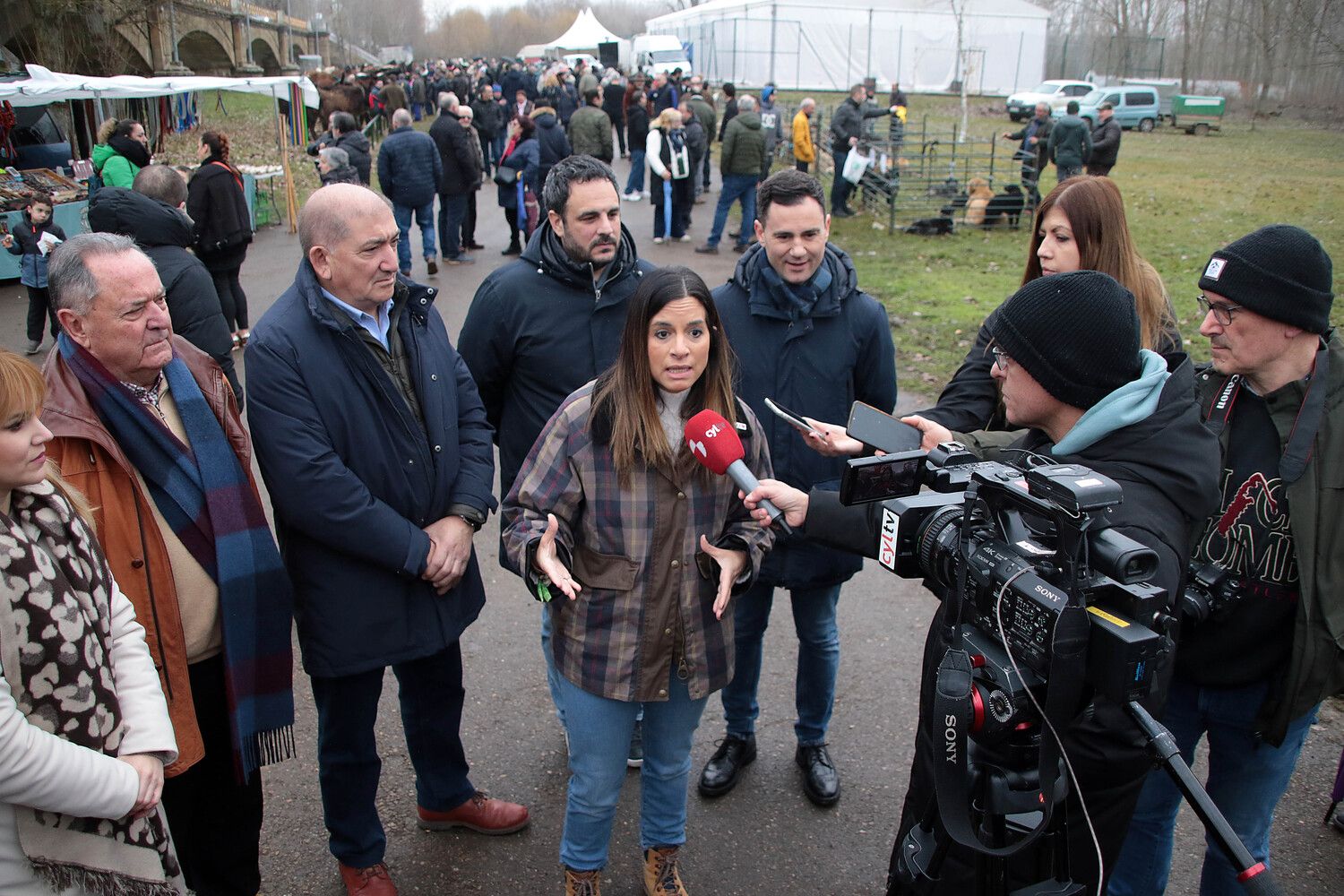 Visita del PSOE a la VIII Feria Agroalimentaria Comarca de Rueda de Gradefes (León) | Peio García / ICAL