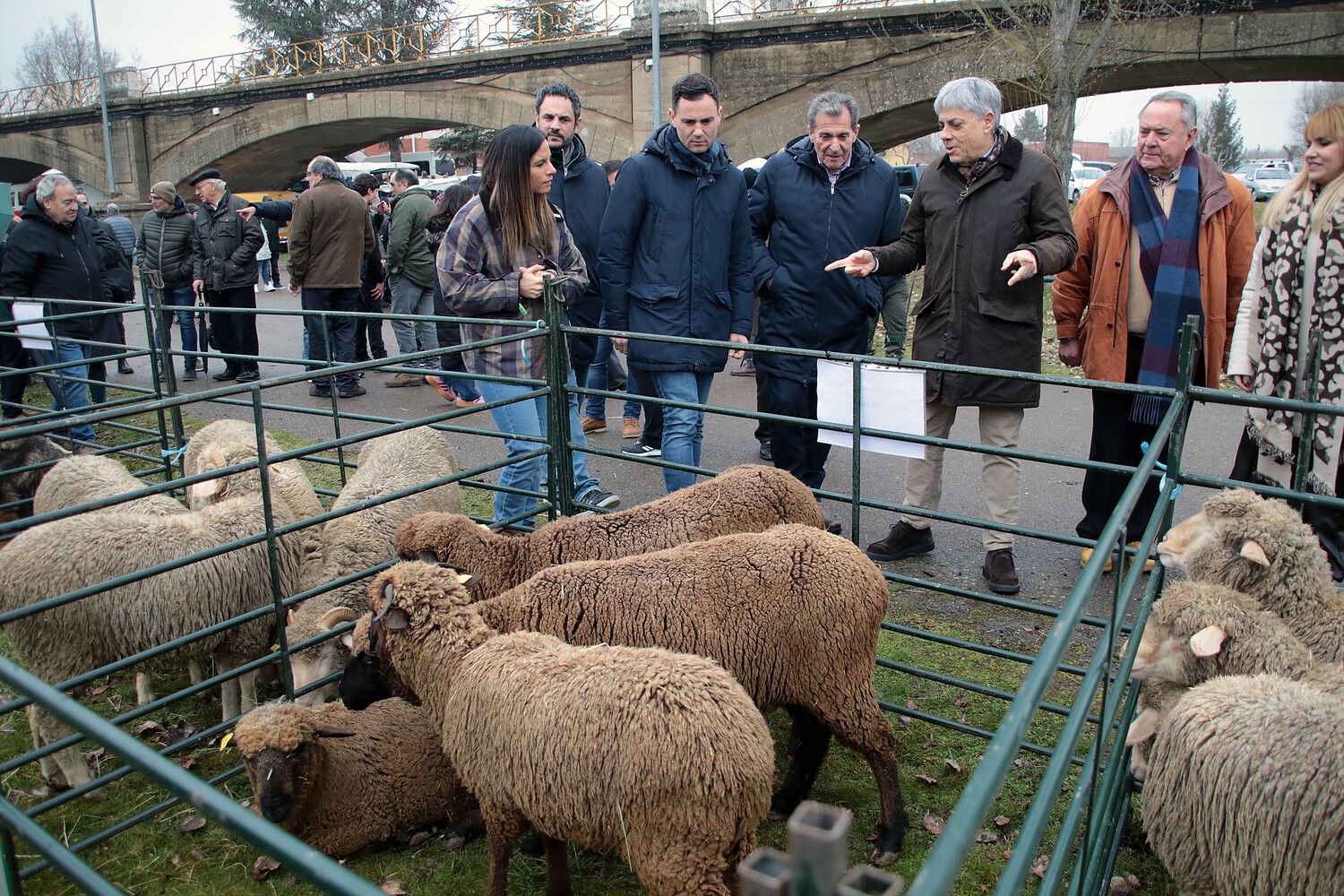 Visita del PSOE a la VIII Feria Agroalimentaria Comarca de Rueda de Gradefes (León) | Peio García / ICAL