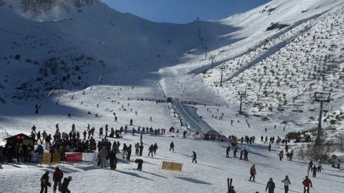 Las estaciones invernales de San Isidro y Leitariegos rozan los 8.400 esquiadores durante el fin de semana 