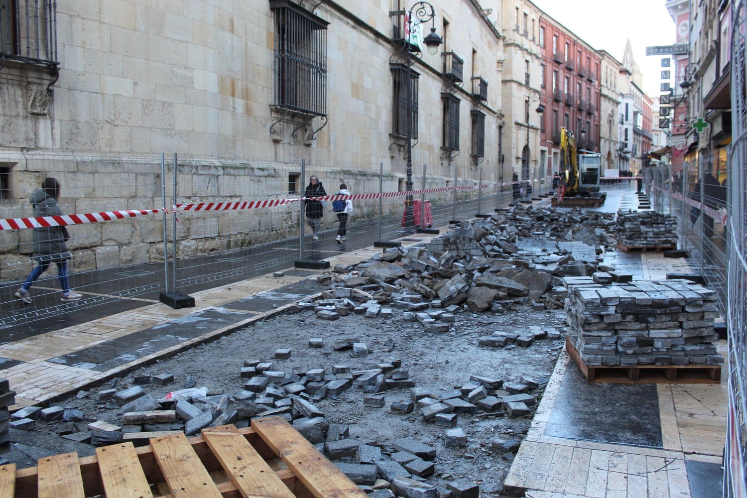 Los adoquines de la calle Ancha se levantan: Arrancan las obras de remodelación del corazón de León