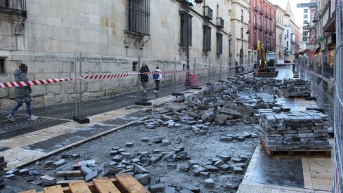 Los adoquines de la calle Ancha se levantan: Arrancan las obras de remodelación del corazón de León