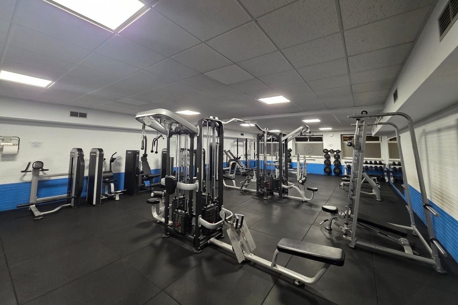 El polideportivo de Navatejera amplía horarios y estrena nuevas mejoras en gimnasio y piscina