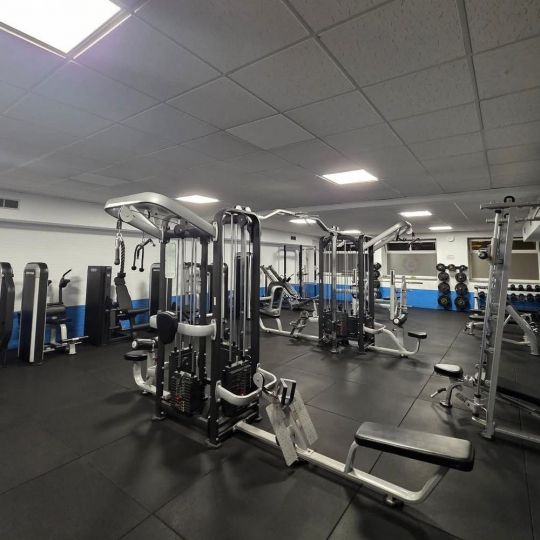 El polideportivo de Navatejera amplía horarios y estrena nuevas mejoras en gimnasio y piscina