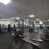 El polideportivo de Navatejera amplía horarios y estrena nuevas mejoras en gimnasio y piscina