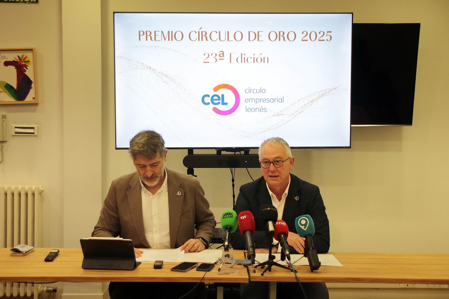 Julio César Álvarez, presidente del CEL, y Nicesio Álvarez, secretario general en la presentación del Premio Círculo de Oro | Peio García / ICAL 