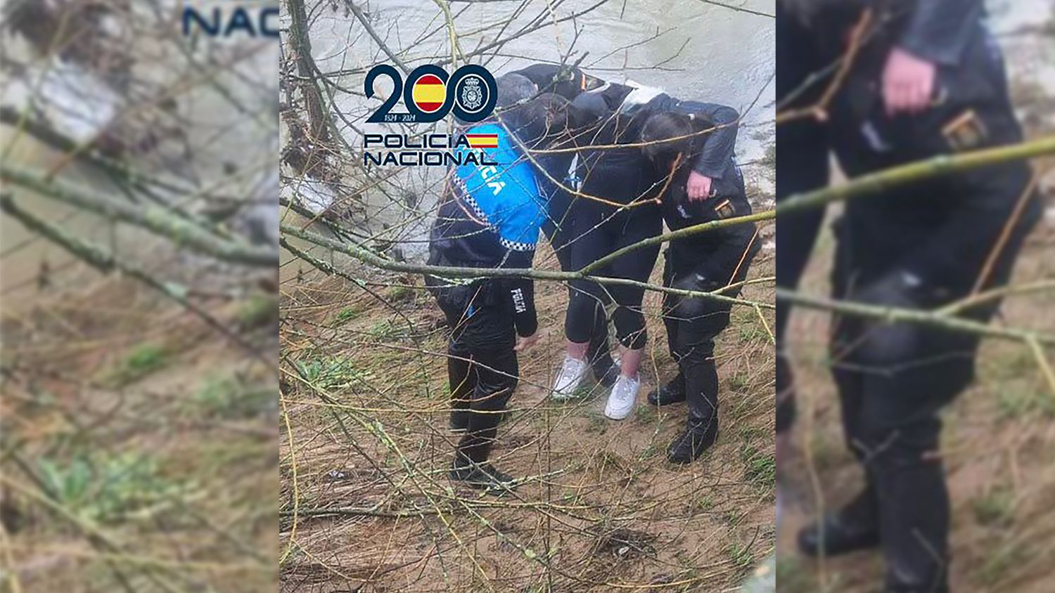 Imagen del rescate de la menor en el río Bernesga