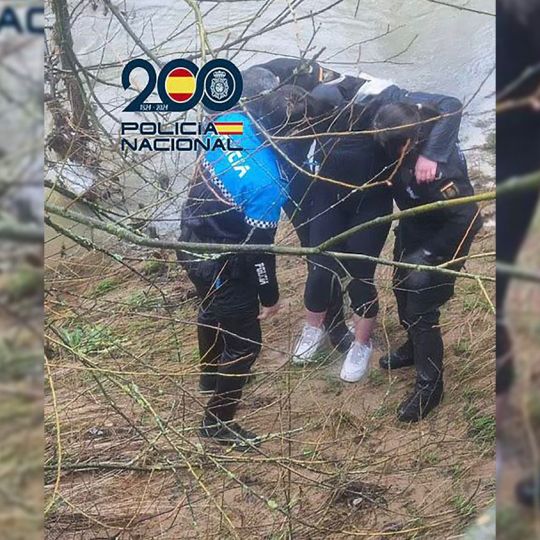 Imagen del rescate de la menor en el río Bernesga