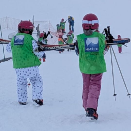 Vuelve ‘Marzo en blanco’: La Diputación de León ofrece 210 plazas para iniciarse en el esquí y el snow