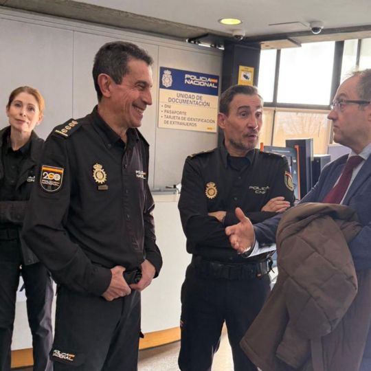 El director de INCIBE visita la Comisaría de San Andrés del Rabanedo para reforzar la lucha contra la ciberdelincuencia