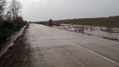La crecida del río Tuerto inunda carreteras y cultivos en la comarca de la Cepeda (León) | Peio García / ICAL