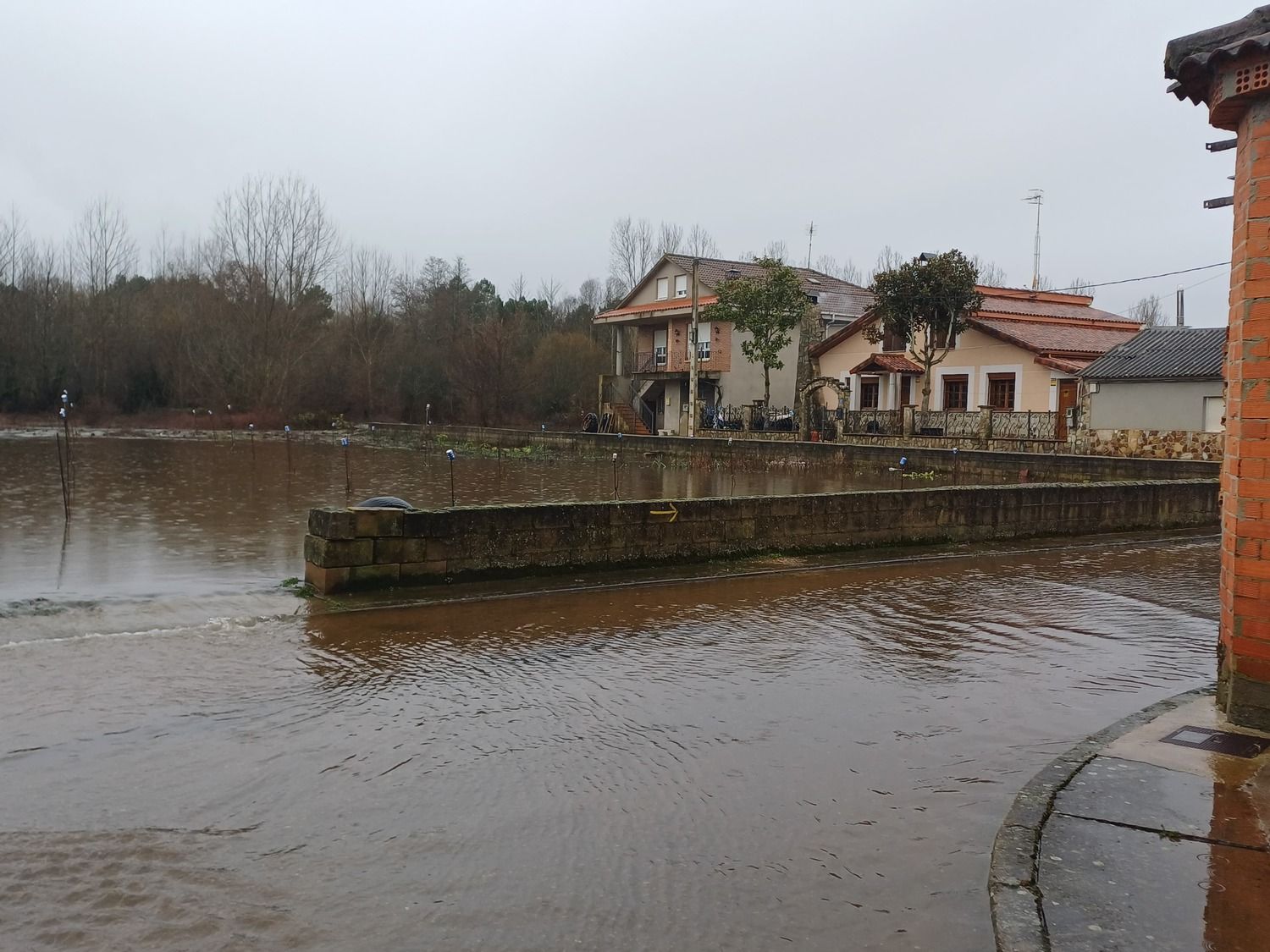 El agua no da tregua a la provincia de León: 21 avisos en 16 horas por desbordamientos de ríos y arroyos
