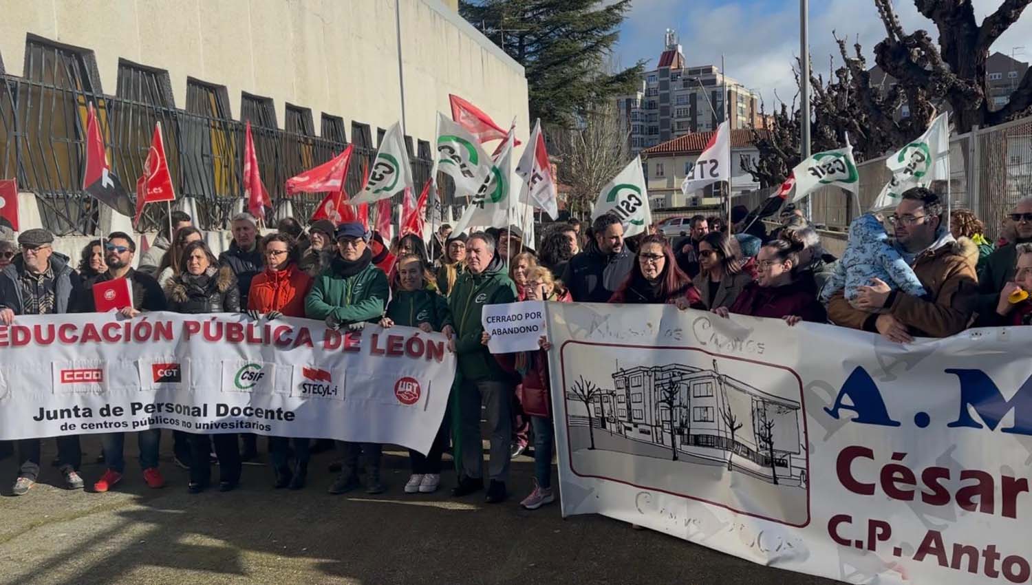 Concentración frente al CEIP Antonio Valbuena