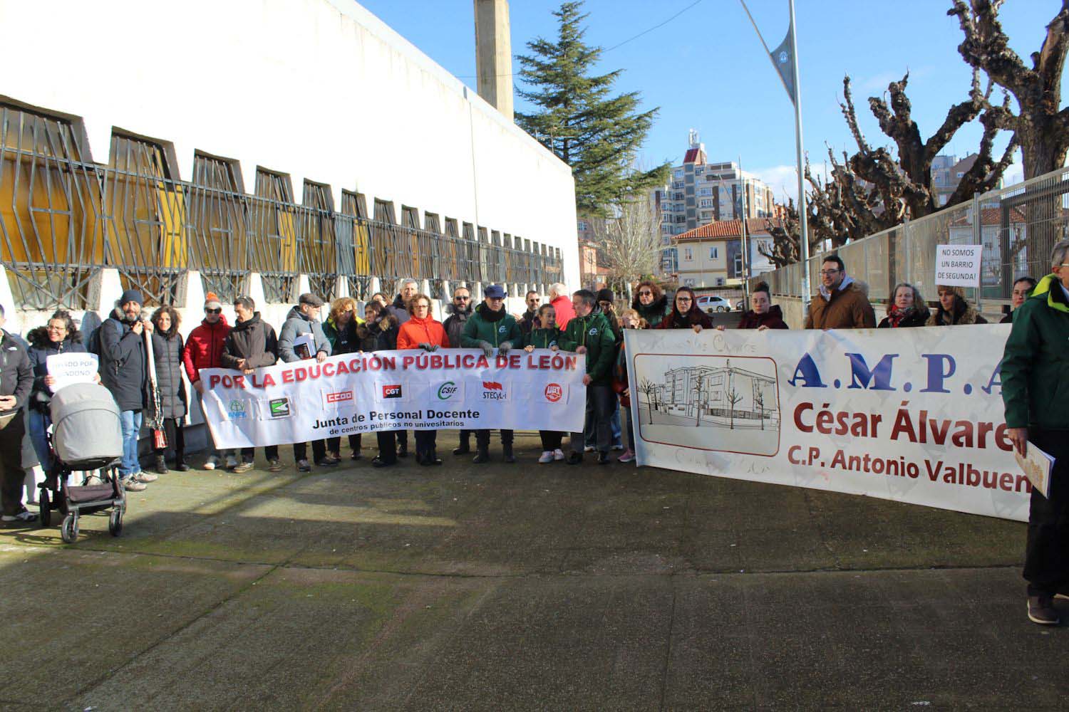 Docentes, vecinos y familias denuncian el abandono de los centros educativos de León y San Andrés del Rabanedo