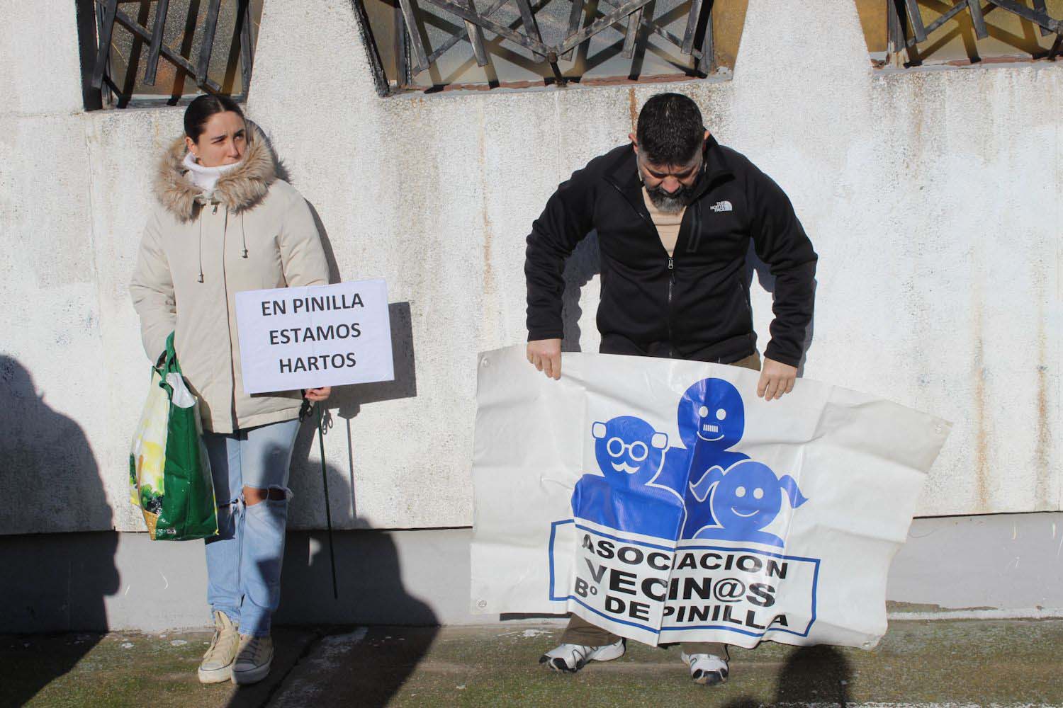 Concentración frente al CEIP Antonio Valbuena