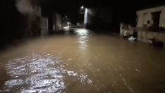 Calles y casas inundadas en Castrillos de Cepeda (León): "Sueltan cantidades impresionantes de agua" | Cedida a InfoLeón