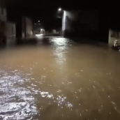 Calles y casas inundadas en Castrillos de Cepeda (León): "Sueltan cantidades impresionantes de agua" | Cedida a InfoLeón