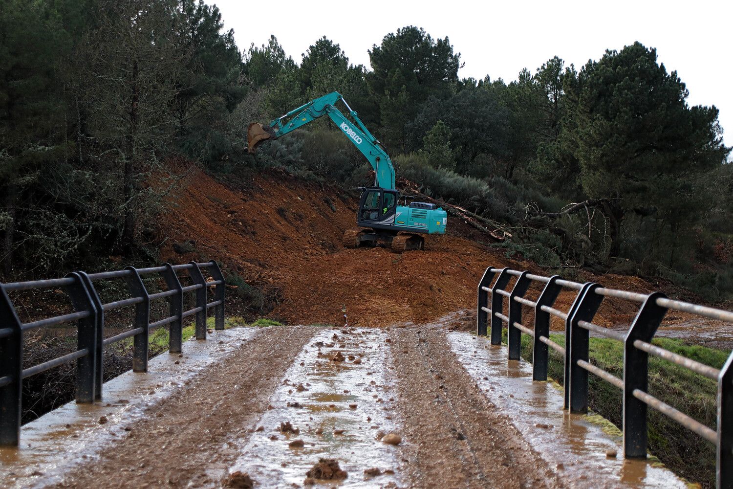 Castrillos de Cepeda (León) levanta un dique de urgencia para contener el agua tras días de inundaciones | Peio García / ICAL