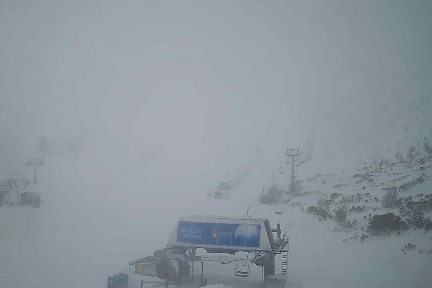 El temporal paraliza el esquí en León: Cerradas San Isidro y Leitariegos ante las fuertes rachas de viento