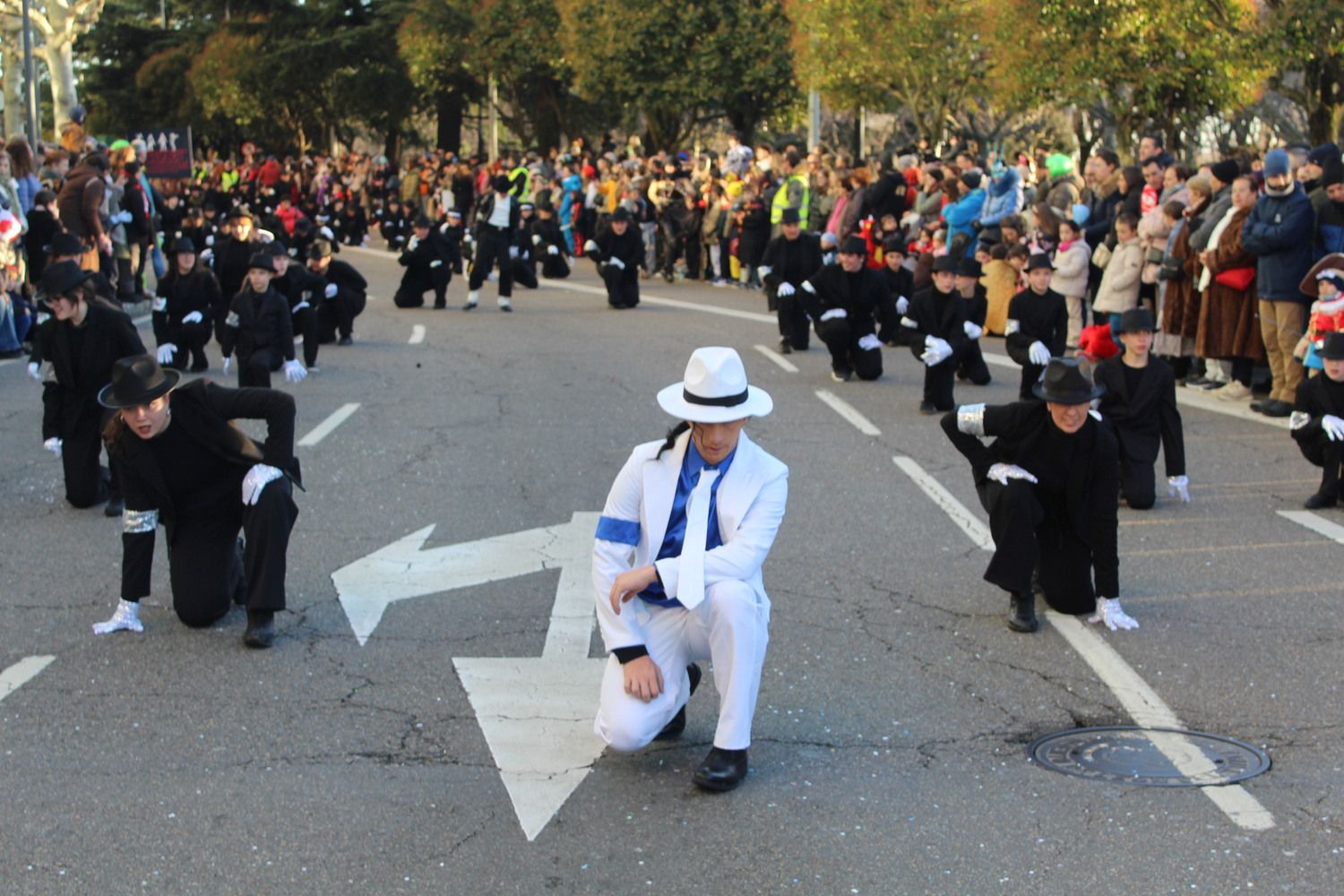 León estalla en color con su Carnaval: de la Reina Urraca I a Michael Jackson pasando por el Año Gaudí| José Martín