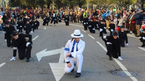 León estalla en color con su Carnaval: de la Reina Urraca I a Michael Jackson pasando por el Año Gaudí| José Martín