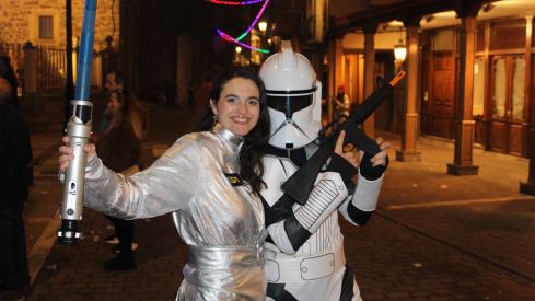 La Noche Bruja hechiza La Bañeza con color y música | José Martín