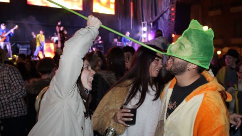 La Noche Bruja hechiza La Bañeza con color y música | José Martín