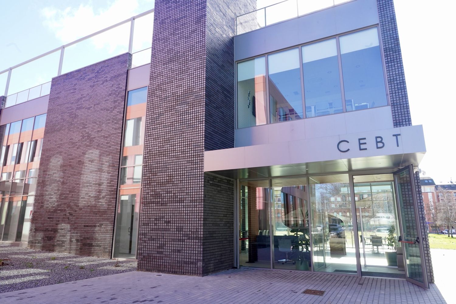  El alcalde de León, la rectora de la ULE y la astronauta Sara García Alonso visitan las instalaciones del CEBT | Campillo / ICAL