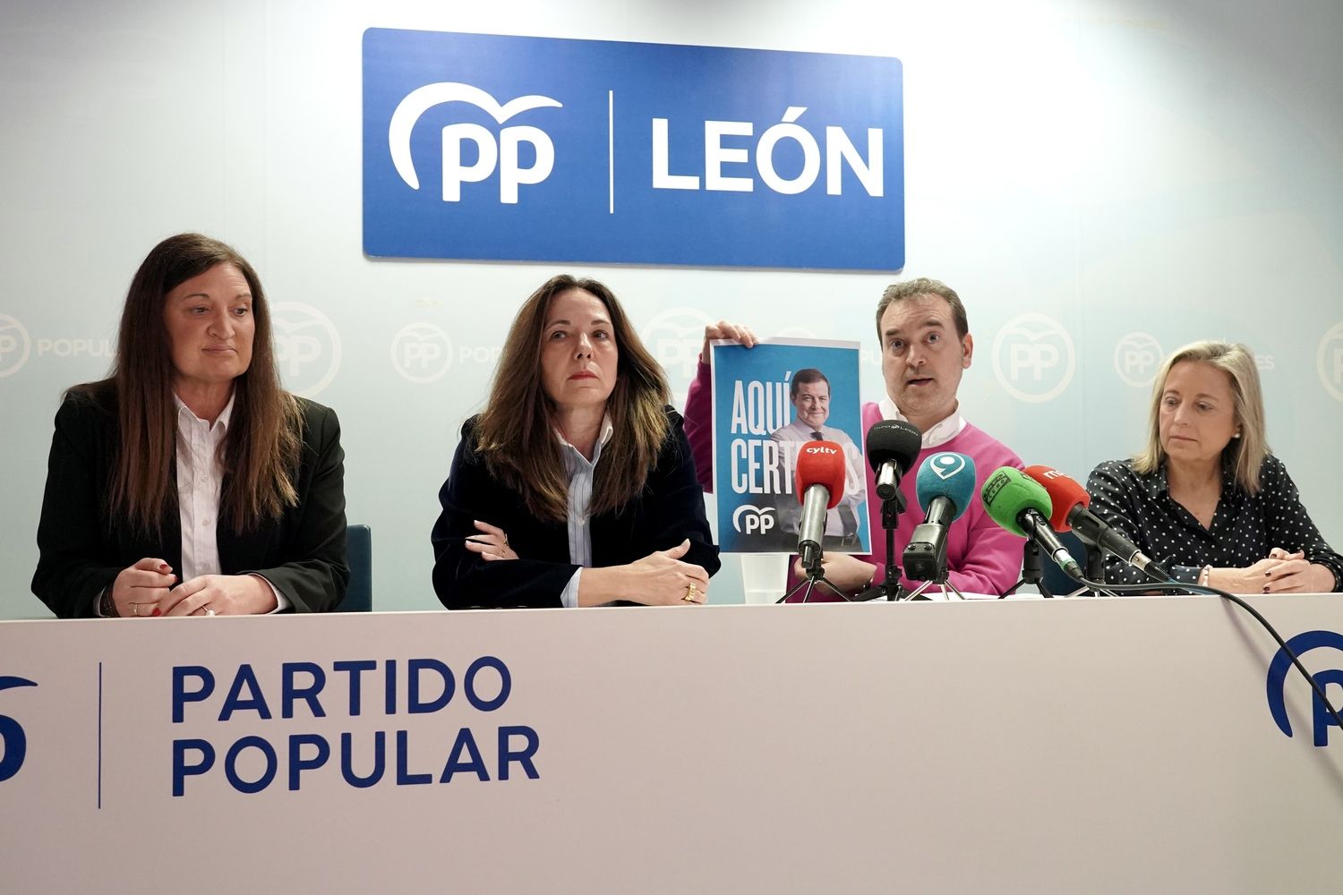 La candidata del PP de León a las Cortes de CyL, María José Álvarez Casais, presenta la campaña electoral para las próximas elecciones autonómicas acompañada de, Elena Bollo; el director de la campaña, Ricardo Gavilanes y Maria Elena Báilez | Campillo / ICAL