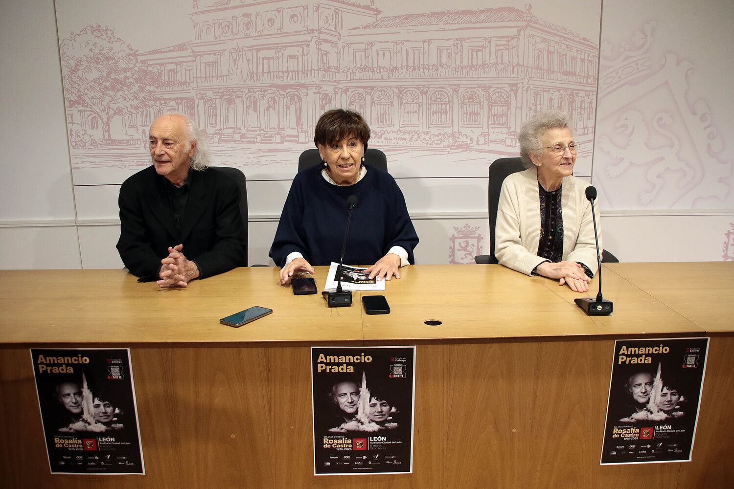 El cantautor berciano, Amancio Prada, junto a Margarita Morais, presidenta de la Fundación Eutherpe y Elena Aguado, concejala de Acción y Promoción Cultural| Peio García / ICAL