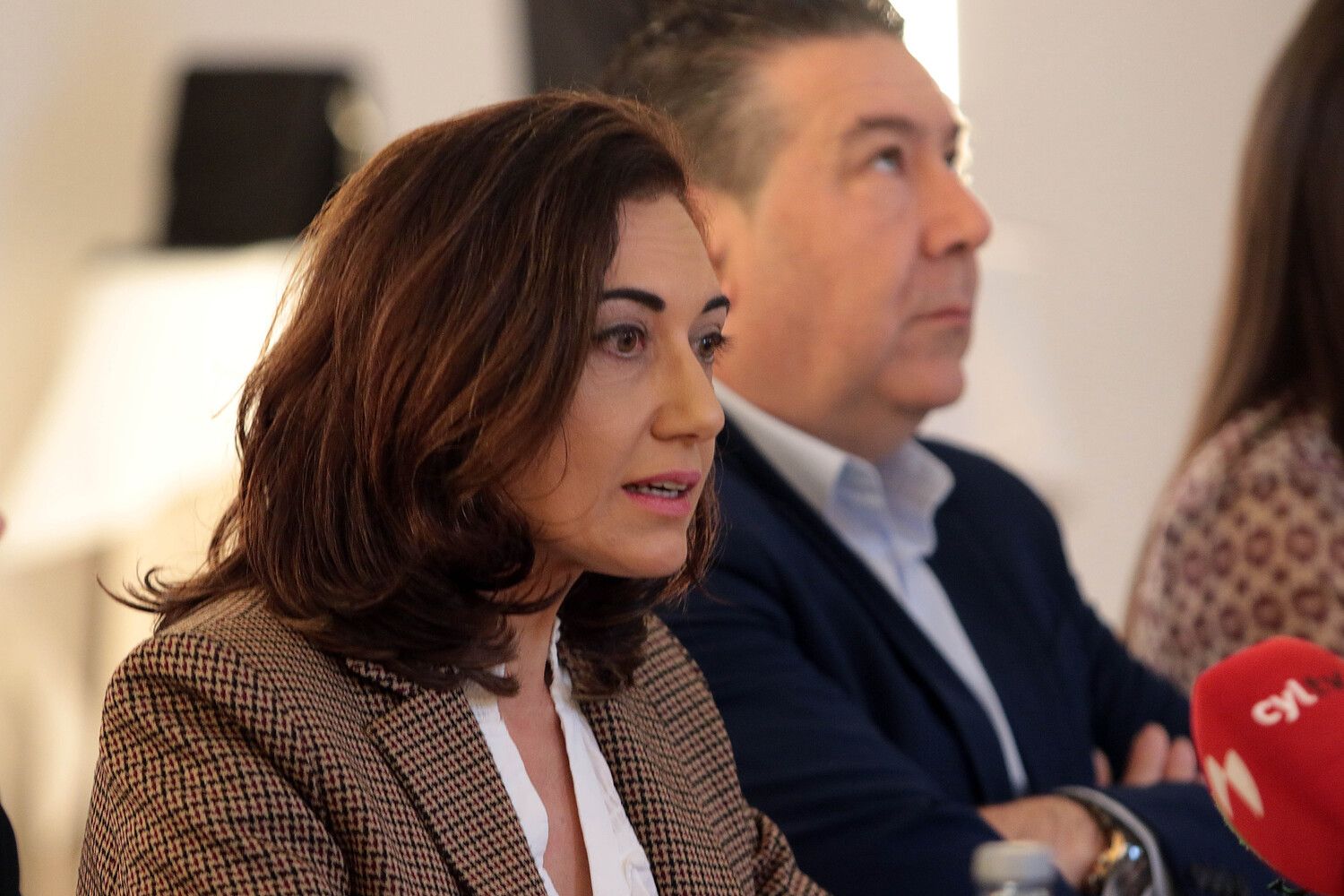 Alicia Gallego, acompañada de integrantes de su lista, inicia la campaña con un desayuno de trabajo para presentar su programa electoral | Peio García / ICAL