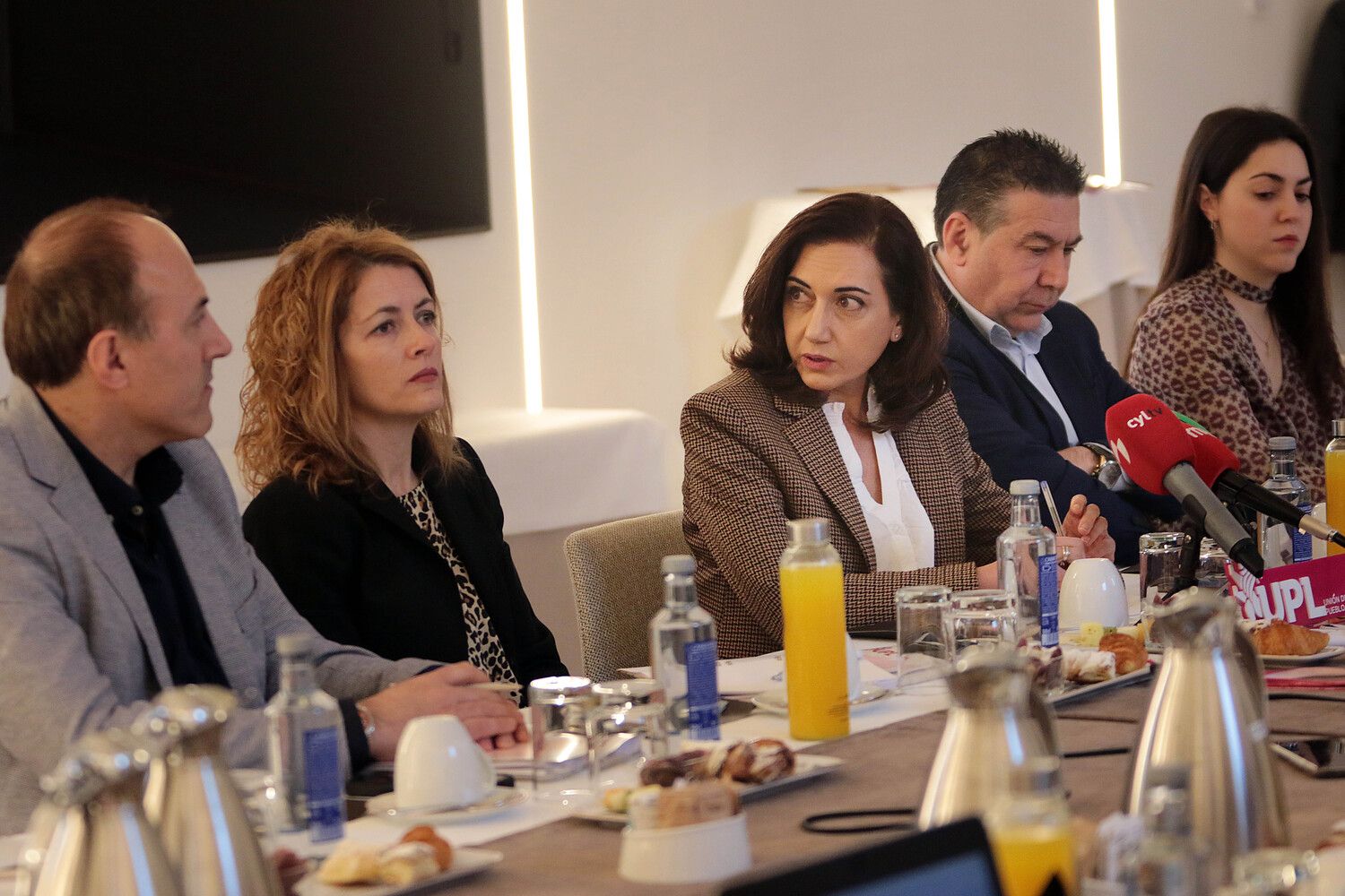 Alicia Gallego, acompañada de integrantes de su lista, inicia la campaña con un desayuno de trabajo para presentar su programa electoral | Peio García / ICAL