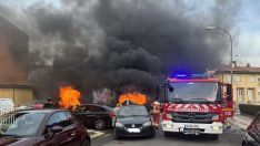 Un incendio calcina cinco contenedores, un árbol y causa daños en un coche en Trobajo del Camino Un incendio calcina cinco contenedores, un árbol y causa daños en un coche en Trobajo del Camino