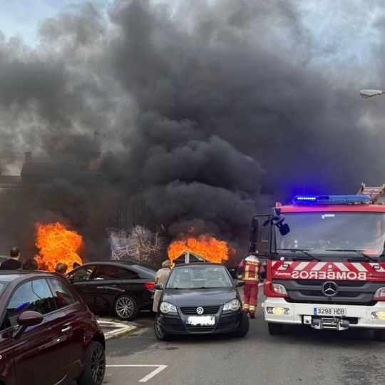 Un incendio calcina cinco contenedores, un árbol y causa daños en un coche en Trobajo del Camino Un incendio calcina cinco contenedores, un árbol y causa daños en un coche en Trobajo del Camino