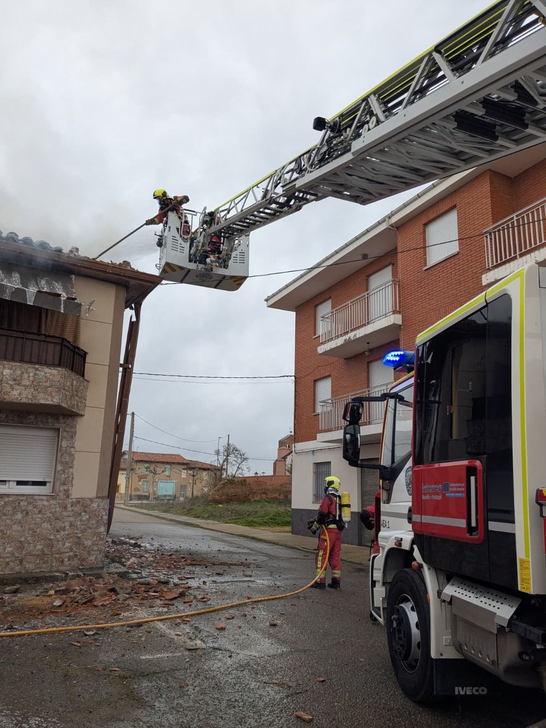 Intervención de los bomberos en el incendio de una vivienda en Viloria de la Jurisdicción | Bomberos de León