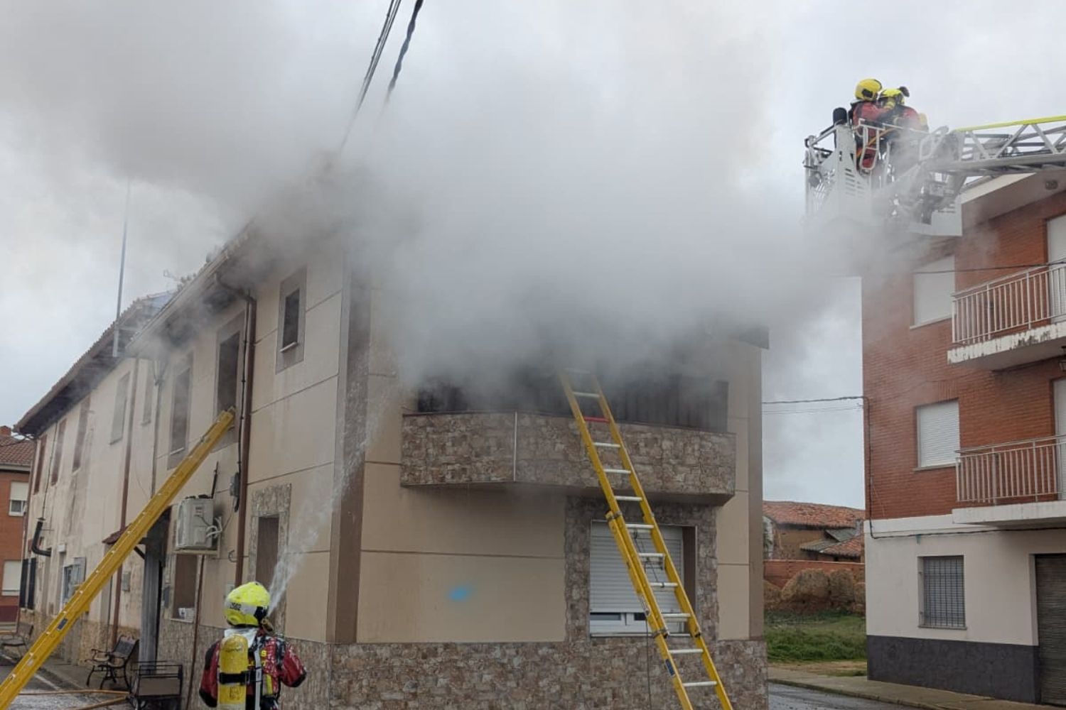 Intervención de los bomberos en el incendio de una vivienda en Viloria de la Jurisdicción | Bomberos de León Intervención de los bomberos en el incendio de una vivienda en Viloria de la Jurisdicción | Bomberos de León
