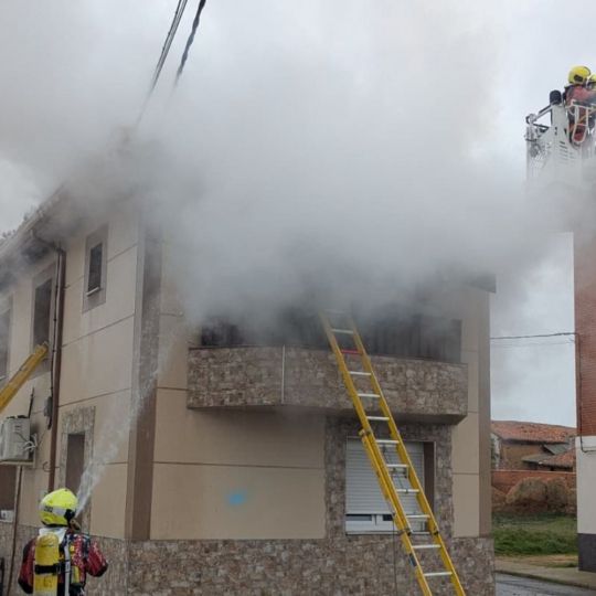 Intervención de los bomberos en el incendio de una vivienda en Viloria de la Jurisdicción | Bomberos de León Intervención de los bomberos en el incendio de una vivienda en Viloria de la Jurisdicción | Bomberos de León