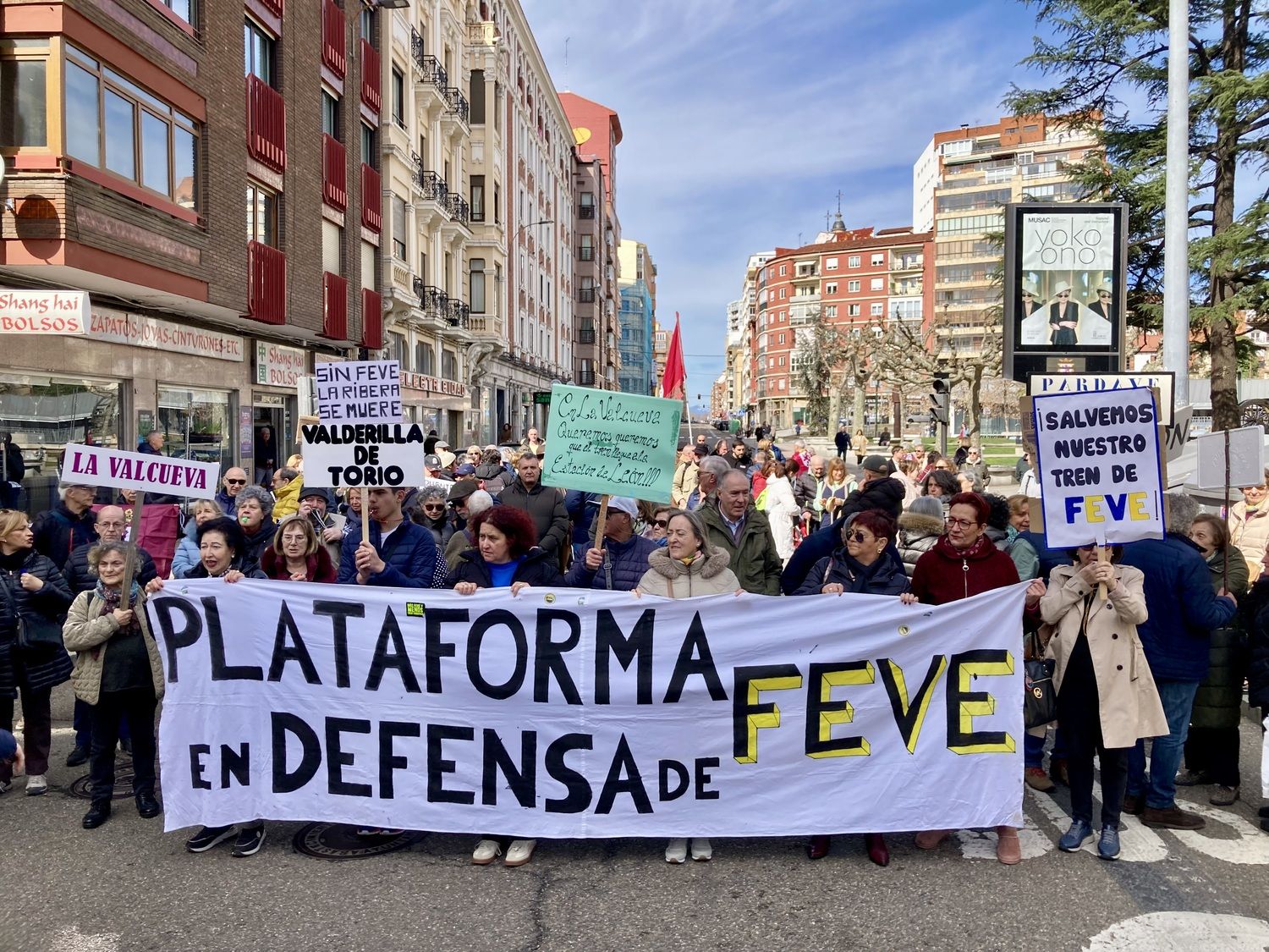 La Plataforma de Feve vuelve a la calle para frenar el tapado de las vías y reclamar tren hasta el centro de León | Peio García / ICAL