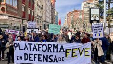La Plataforma de Feve vuelve a la calle para frenar el tapado de las vías y reclamar tren hasta el centro de León | Peio García / ICAL
