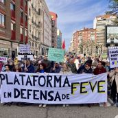 La Plataforma de Feve vuelve a la calle para frenar el tapado de las vías y reclamar tren hasta el centro de León | Peio García / ICAL